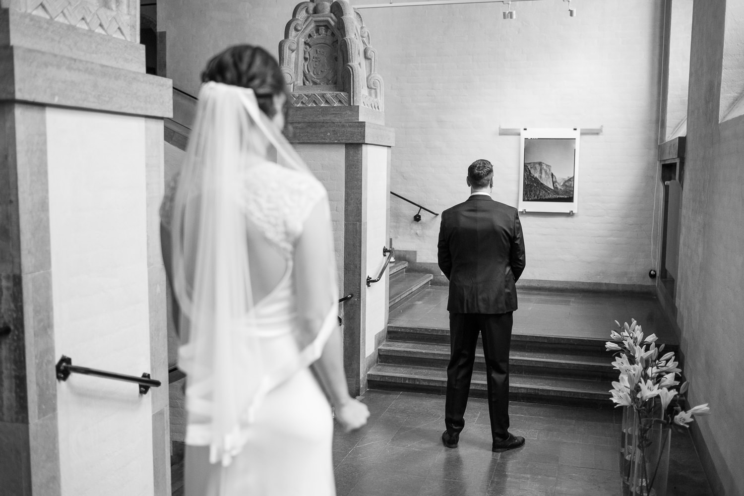 Ett brudpars First Look under ett bröllop på High Court i Malmö. Foto: Tove Lundquist som är bröllopsfotograf i Skåne. Brudklänning från Skräddarhuset i Malmö, brudgummens kläder kommer från Hugo Boss. 

