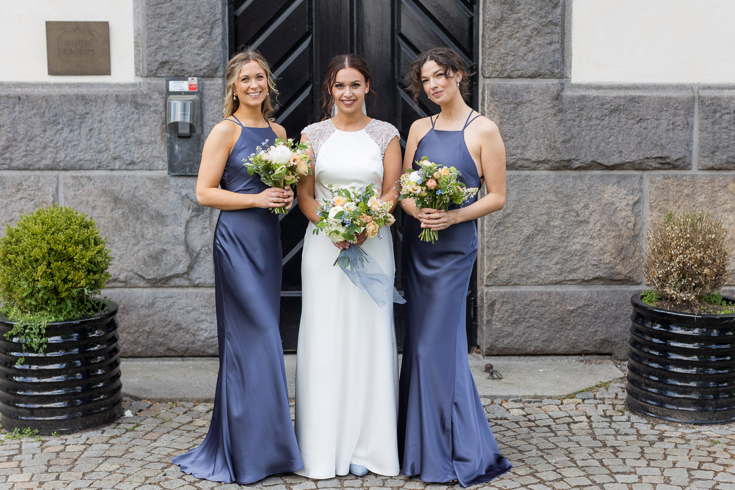 Gruppbilder under ett bröllop på High Court i Malmö. Brudklänning samt brudtärnornas klänningar kommer från Skräddarhuset i Malmö, Gouteva har gjort brudbuketterna Foto: Tove Lundquist.