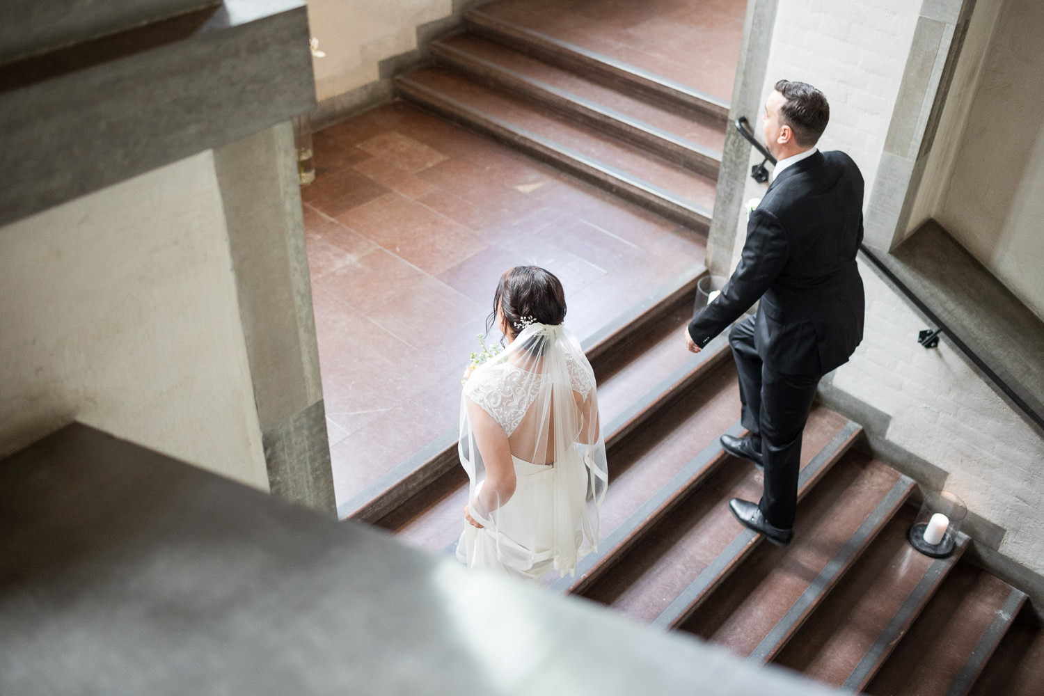 Ett brudpar kommer gående i High Courts trappa på väg mot vigselplatsen på ovanvåningen. Foto: Fotograf Tove Lundquist. 