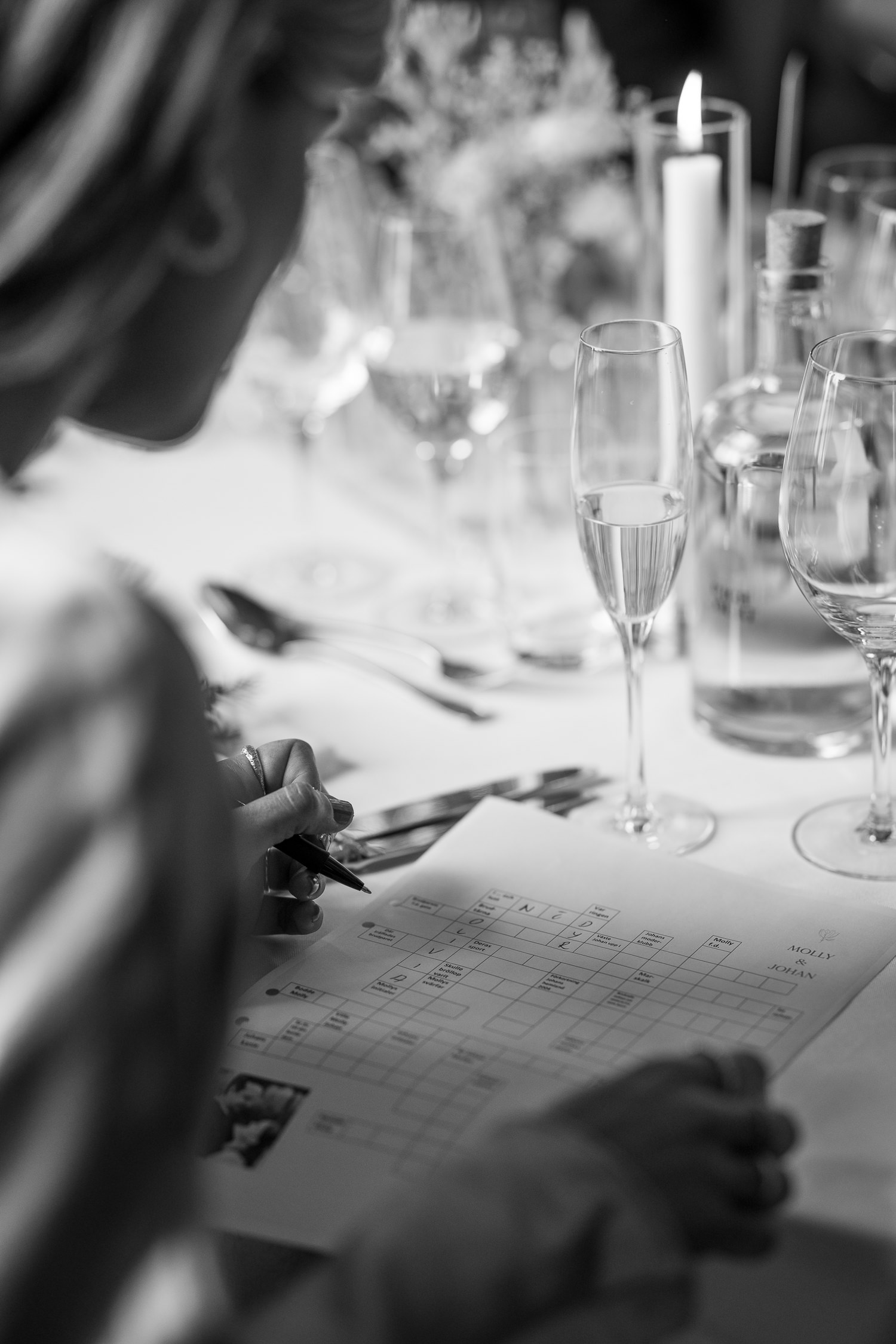 Börja bröllopsmiddagen med att era gäster skall lösa ett korsord om brudparet tillsammans med bordsgrannen. Bröllopsfotograf: Tove Lundquist. 