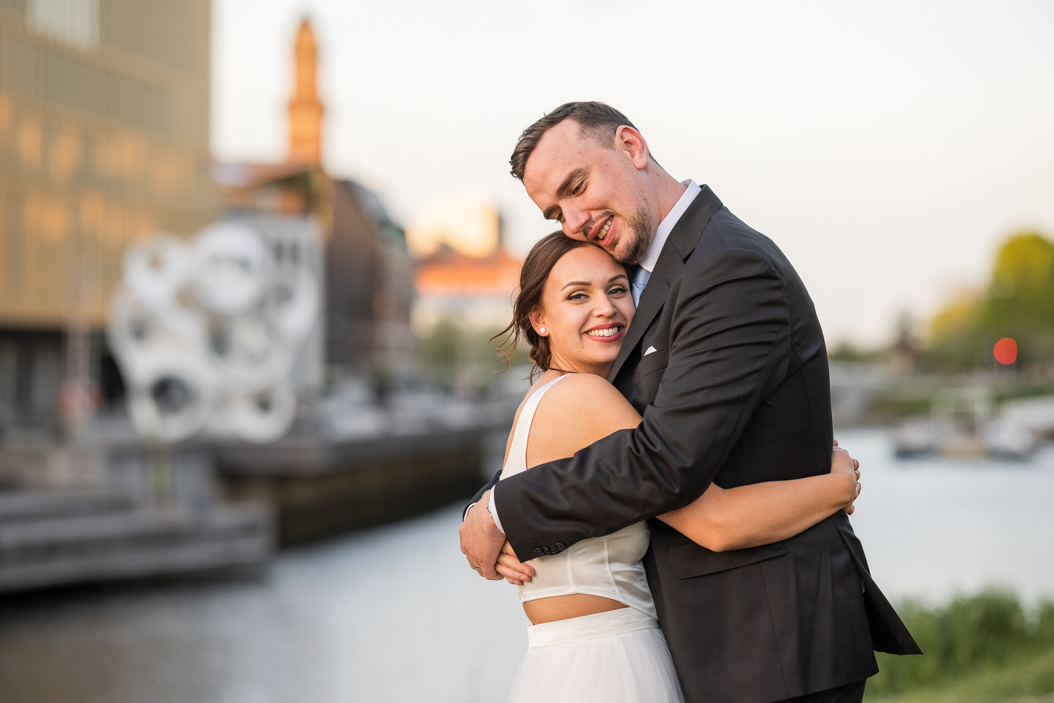 Bröllopsporträtt i Gamla Staden i Golden Hour under ett bröllop på High Court i Malmö City. Foto: Tove Lundquist, bröllopsfotograf i Skåne. Florist Gouteva har gjort brudbukett samt corsage, brudklänning kommer från Skräddarhuset i Malmö, brudgummens kostym från Hugo Boss.