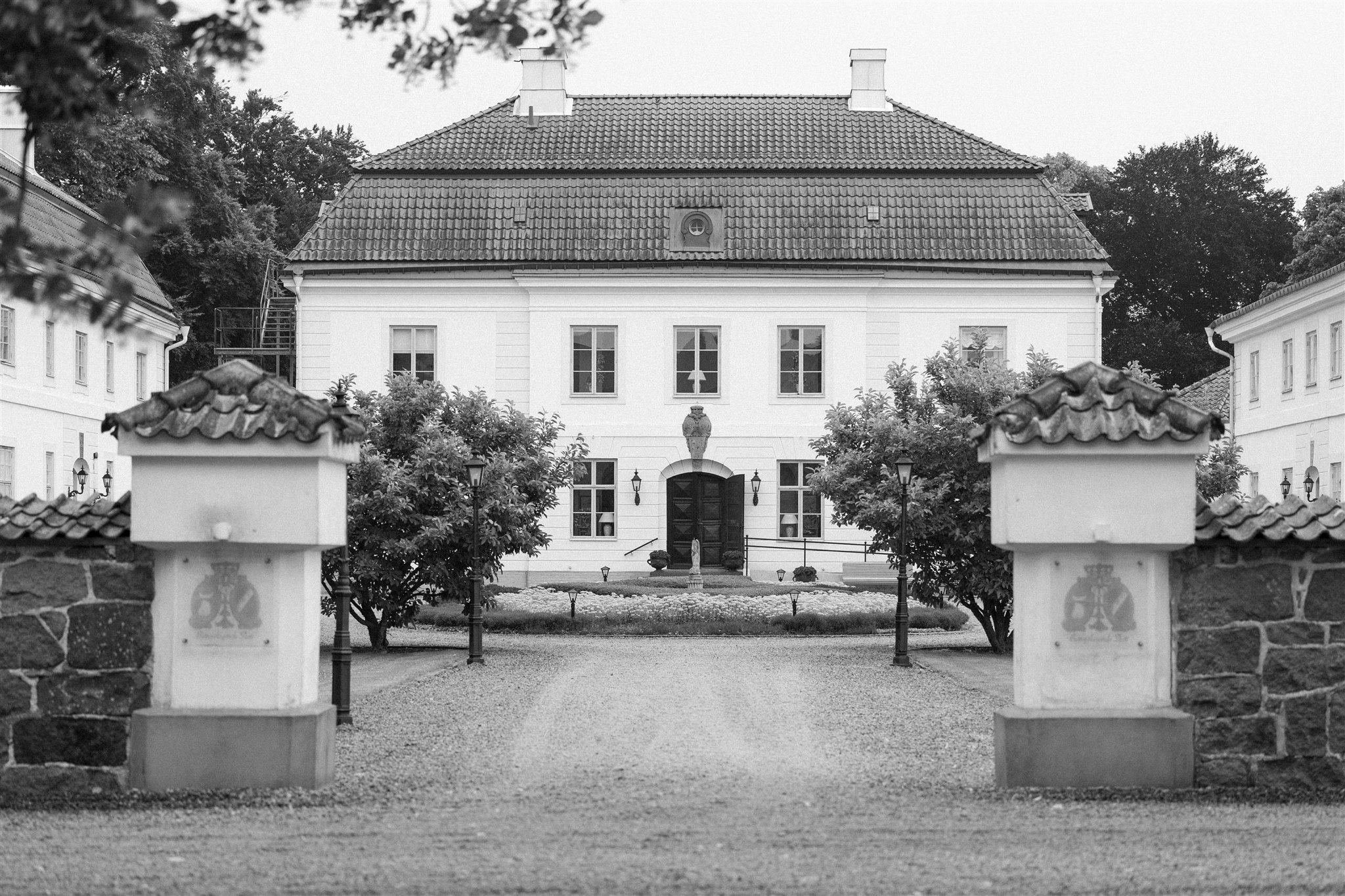 Ett regnigt slottsbröllop på Bjärsjölagårds slott som ligger utanför Sjöbo i Skåne. Foto: Tove Lundquist som är bröllopsfotograf i Skåne. 