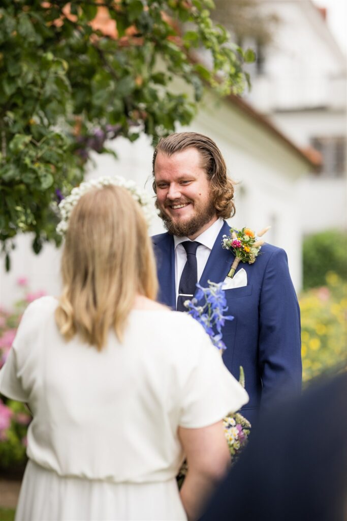 Utomhusvigsel på Bjärsjölagårds slott i Sjöbo. Foto. Tove Lundquist, bröllopsfotograf i Skåne. 