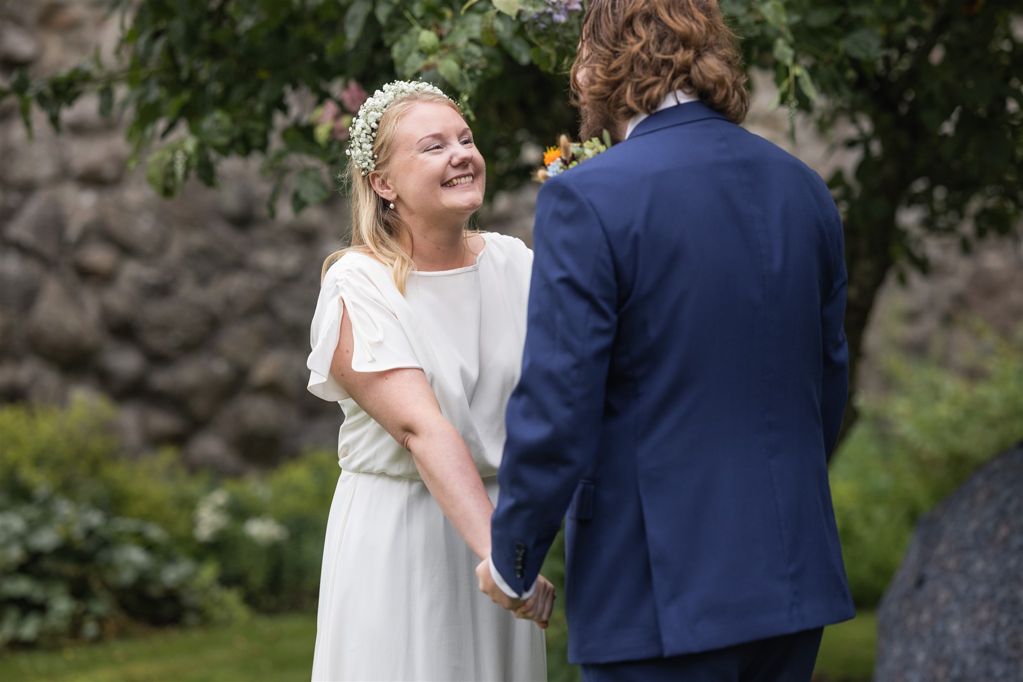 Ett regnigt och vackert juli bröllop i Kryddträdgården på Bjärsjölagårds slott. Bröllopsfotograf är Tove Lundquist. Kostymen kommer från Pelote i Malmö och brudklänningen är sydd av Annika Karp i Lund, florist är Elins Blomsterglädje i Ystad.