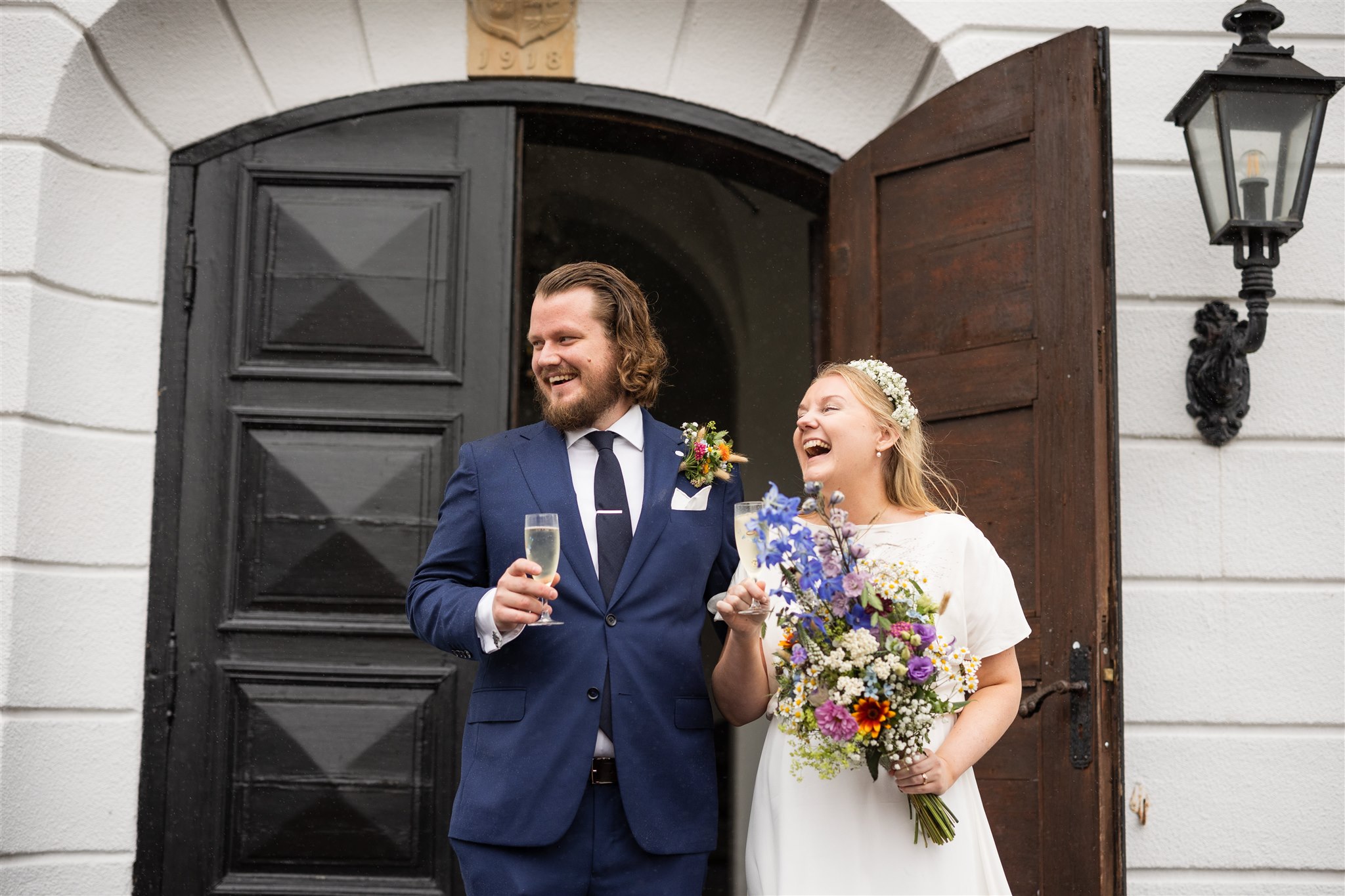 Brudskål under ett bröllop på Bjärsjölagårds slott i Skåne. Bröllopsfotograf är Tove Lundquist. Kostymen kommer från Pelote i Malmö och brudklänningen är sydd av Annika Karp i Lund, florist är Elins Blomsterglädje i Ystad.