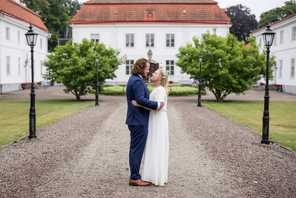 En mulen kvällsfotografering under ett slottsbröllop på Bjärsjölagårds slott i Skåne. Kostymen kommer från Pelote i Malmö och brudklänningen är sydd av Annika Karp i Lund, florist är Elins Blomsterglädje i Ystad och bröllopsfotograf är Tove Lundquist från Malmö. Manchettknappar är X-wing från Star Wars.