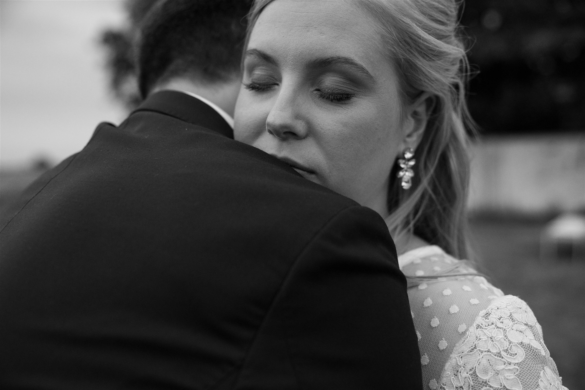 Ett utomhusbröllop på Örum 119 på Österlen. Fotograf var Tove Lundquist, Lokal: Örum 119, MUA: Ellinor Rosander, Florist: Trolldruvans blommor, Musiker: Daniel Bentzen, Brud: Hvita Vackra, Brudgum: Volt Malmö, Vigselringar: Dahlgren est. 1918, Trycksaker: Emma Paper Doll, Restaurang: Härden Matstudio, Tårta: Tildas Bakeri