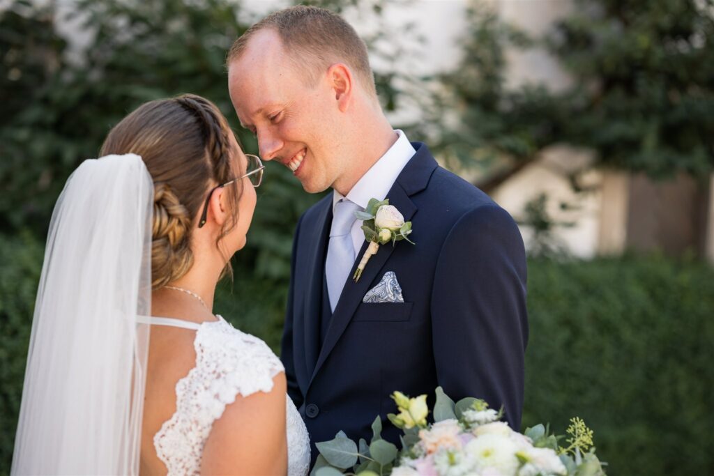 Bröllopsporträtt på innergården under ett bröllop på Bosjökloster slott i Skåne, bröllopsfotograf är Tove Lundquist från Malmö. Florister är Blomsterverkstan - Lina Gunnarsson i Höör, Klänning kommer från Wedding Store i Malmö, kostymen från Dressman och frisör är Hårstudio 7 i Höör.