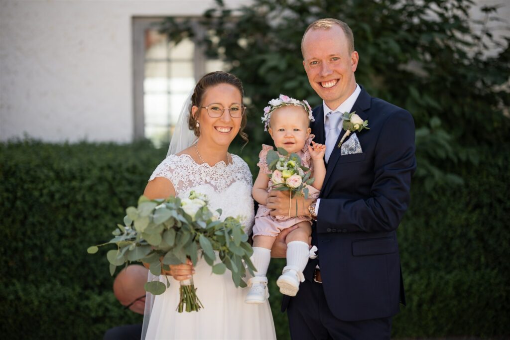 Bröllopsporträtt på innergården under ett bröllop på Bosjökloster slott i Skåne, bröllopsfotograf är Tove Lundquist från Malmö. Florister är Blomsterverkstan - Lina Gunnarsson i Höör, Klänning kommer från Wedding Store i Malmö, kostymen från Dressman och frisör är Hårstudio 7 i Höör.