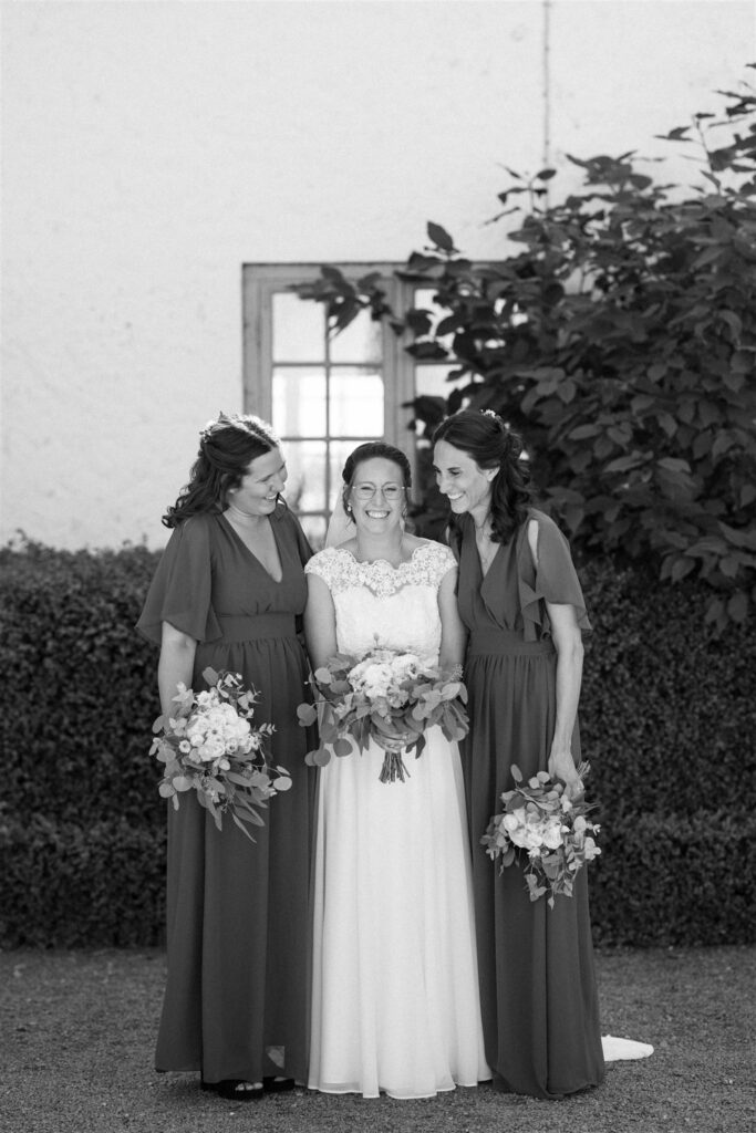 Svartvitt fotografi på brud och hennes tärnor under ett bröllop på Bosjökloster slott, Skåne. Foto: Tove Lundquist. 