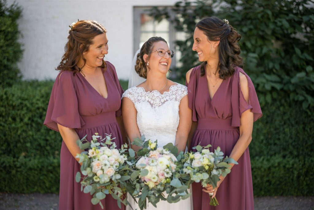 Bröllopsporträtt på innergården under ett bröllop på Bosjökloster slott i Skåne, bröllopsfotograf är Tove Lundquist från Malmö. Florister är Blomsterverkstan - Lina Gunnarsson i Höör, Klänning kommer från Wedding Store i Malmö, kostymen från Dressman och frisör är Hårstudio 7 i Höör.