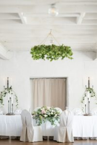 Bröllopslokalen Bosjökloster slott utanför Höör är ljus och vacker. Foto: Tove Lundquist, bröllopsfotograf i Malmö.