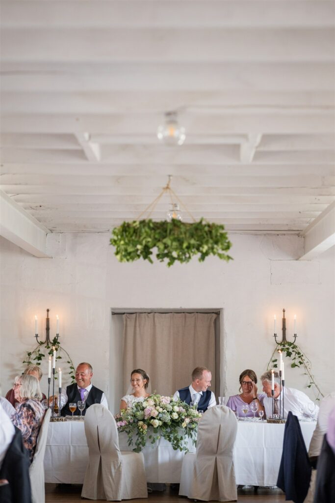 Bild från bröllopsmiddagen under ett bröllop på Bosjökloster slott, Skåne. Foto: Tove Lundquist. 