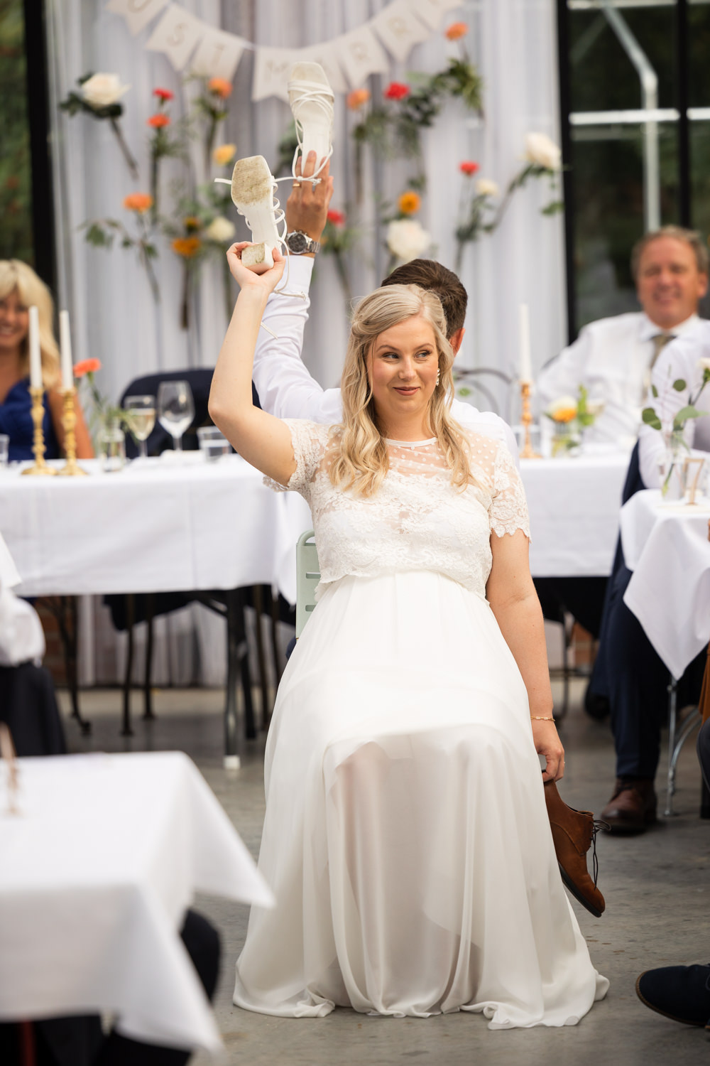 Bröllopsleken "Skoleken" under ett bröllop på Örum 119 i Skåne. Foto: Tove  Lundquist, bröllopsfotograf i Malmö. 