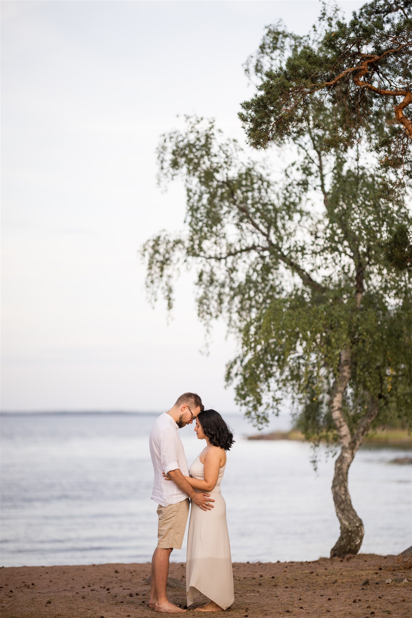 En förlovningsfotografering under Golden Hour. Bröllopsfotograf är Fotograf Tove Lundquist, platsen är vackra Vånevik i Oskarshamn.