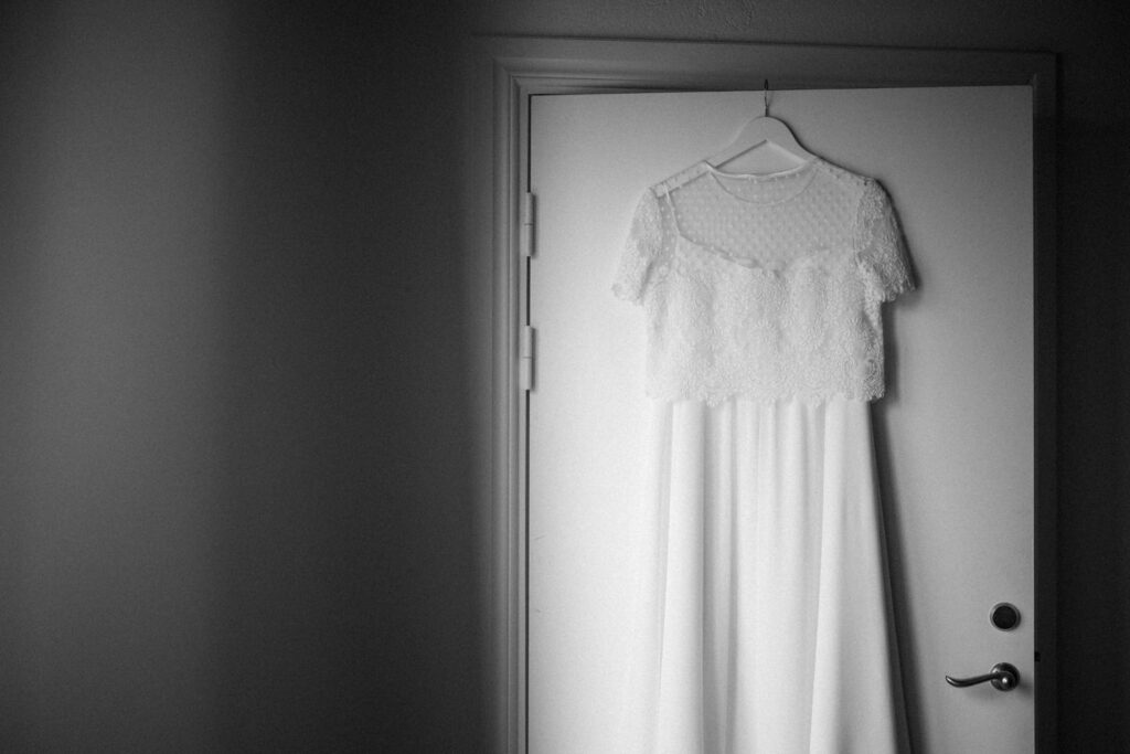Ett romantiskt utomhusbröllop på Örum 119 på Österlen. Brudklänning kommer från Hvita Vackra, fotograf är Tove Lundquist. 