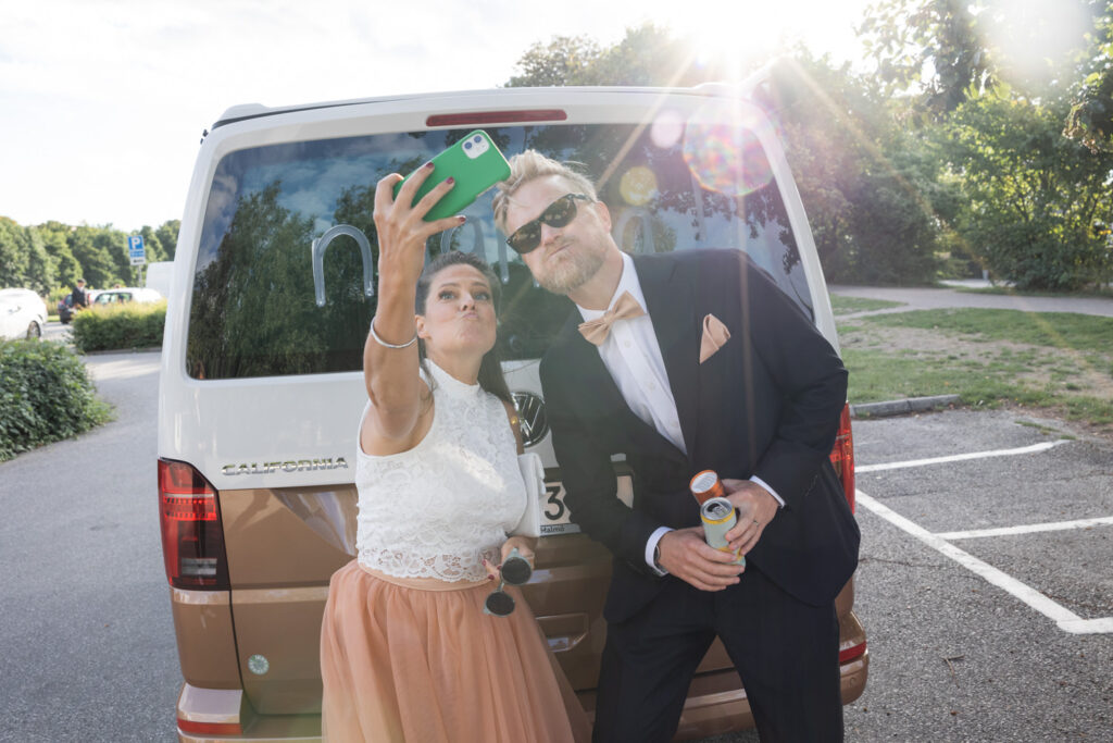 Brudpar vid Ribban tar en selfie. Bröllop på Stortorget och bröllopsfest på Ribersborgs Kallbadhus. Foto: Tove Lundquist. 