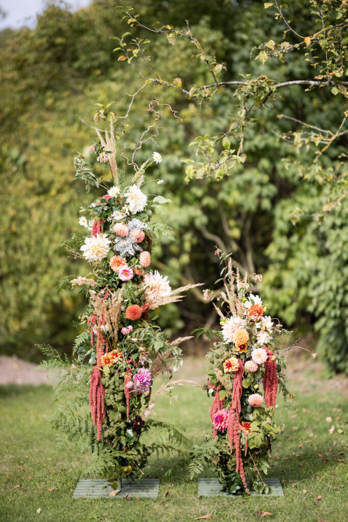 Tips på bröllopsbåge till bröllop, skapare av dessa är Blomsterkollektivet i Skåne. Foto: Tove Lundquist, bröllopsfotograf i Malmö.