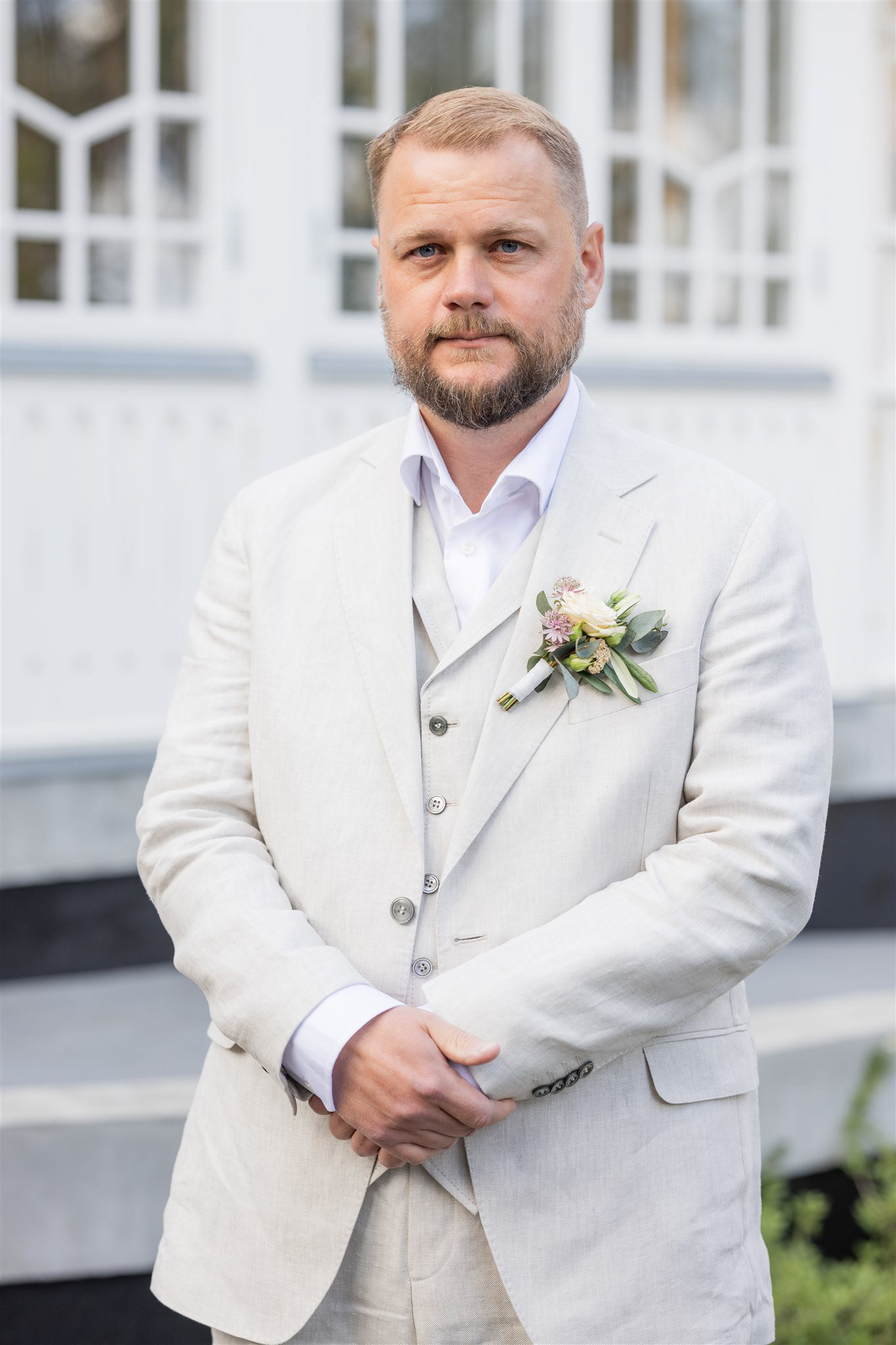 Kostym från Oscar Jacobson. Foto: Tove Lundquist, bröllopsfotograf i Skåne.