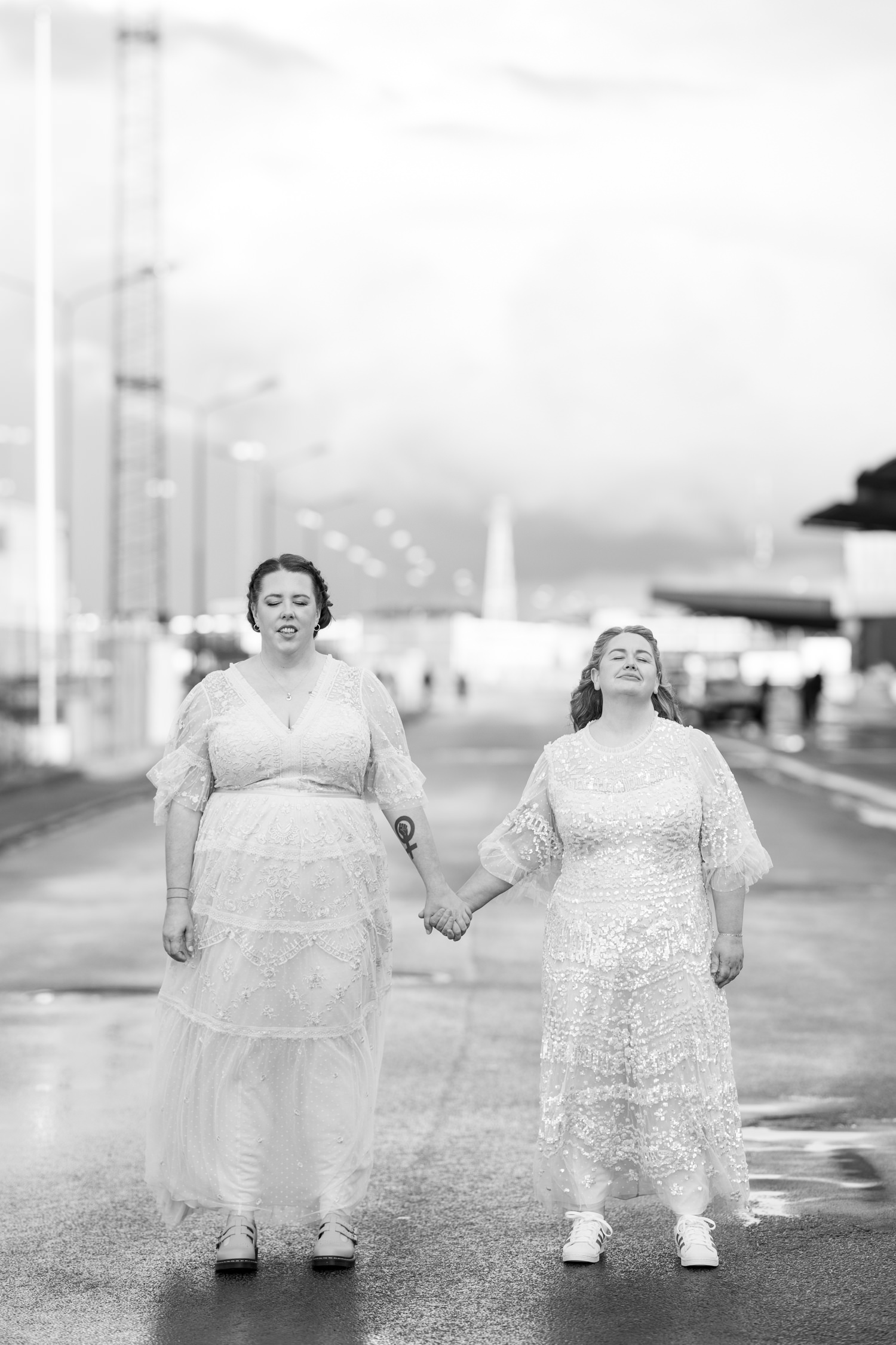 Bröllopsporträtt i Malmö. Klänningarna kommer från Needle & Thread. MUA är Jenny Edlund från brudmakeup.se. Foto: Tove Lundquist, bröllopsfotograf i Skåne.
