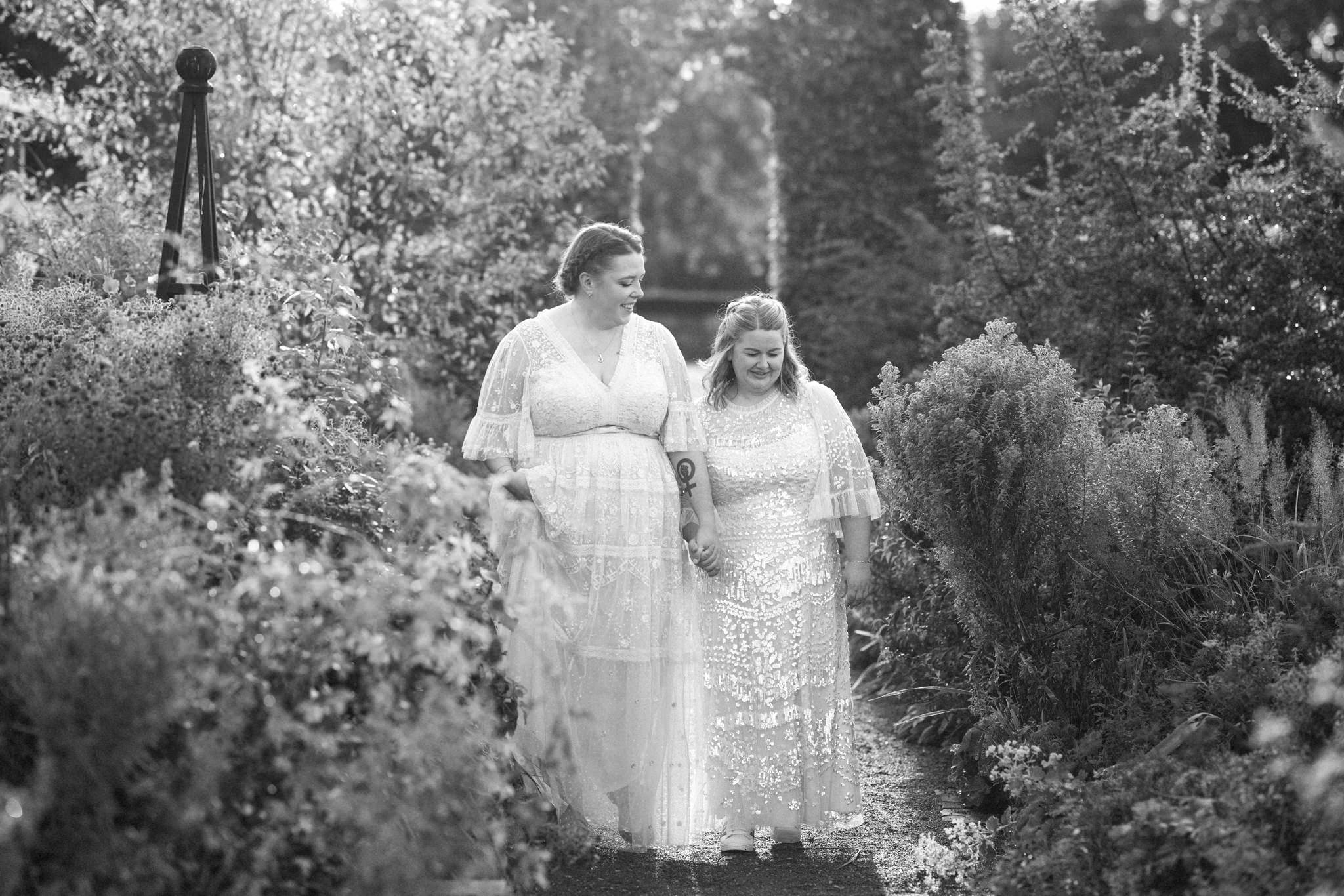 Bröllop i Malmö, båda brudars brudklänningar kommer från Needle and Thread. Foto: Tove Lundquist, bröllopsfotograf i Malmö.