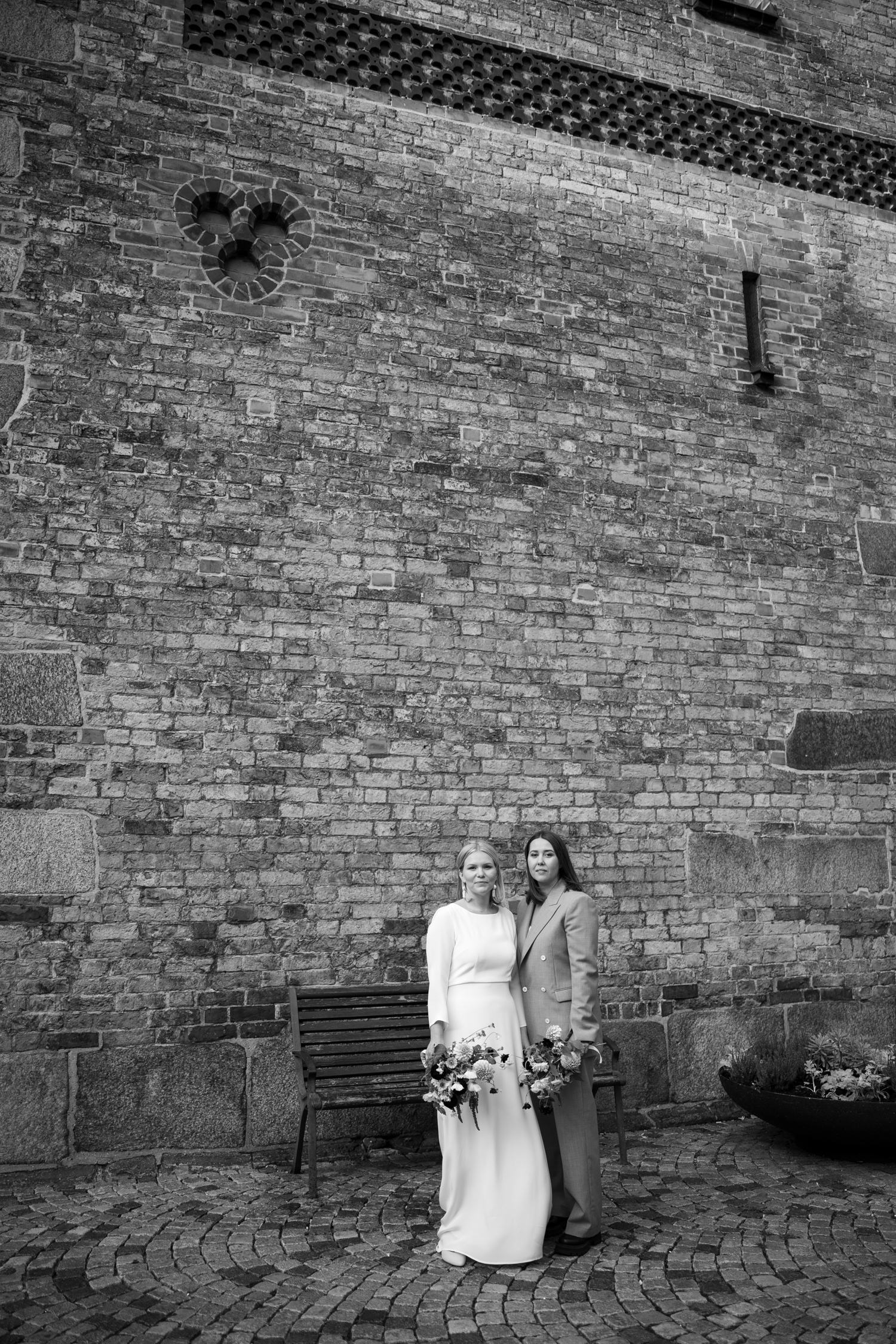 Svartvitt porträtt på Anna och Sarah som valde att ha en vigsel på Sankt Petri kyrka som ligger i Malmö City. Foto: Tove Lundquist, bröllopsfotograf i Skåne.
