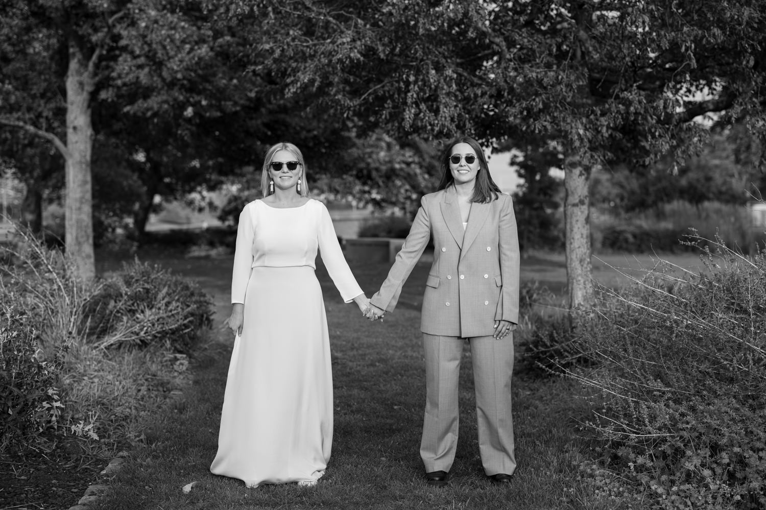 Svartvitt porträtt på Anna och Sarah som valde att ha ett höstligt bröllop på Ribersborgs Kallbadhus i Malmö. Foto: Tove Lundquist, bröllopsfotograf i Skåne.