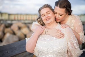 Brudmakeup.se har varit MUA på detta bröllop, klänningarna kommer från Needles & Threads. Foto: Tove Lundquist, bröllopsfotograf i södra Sverige.