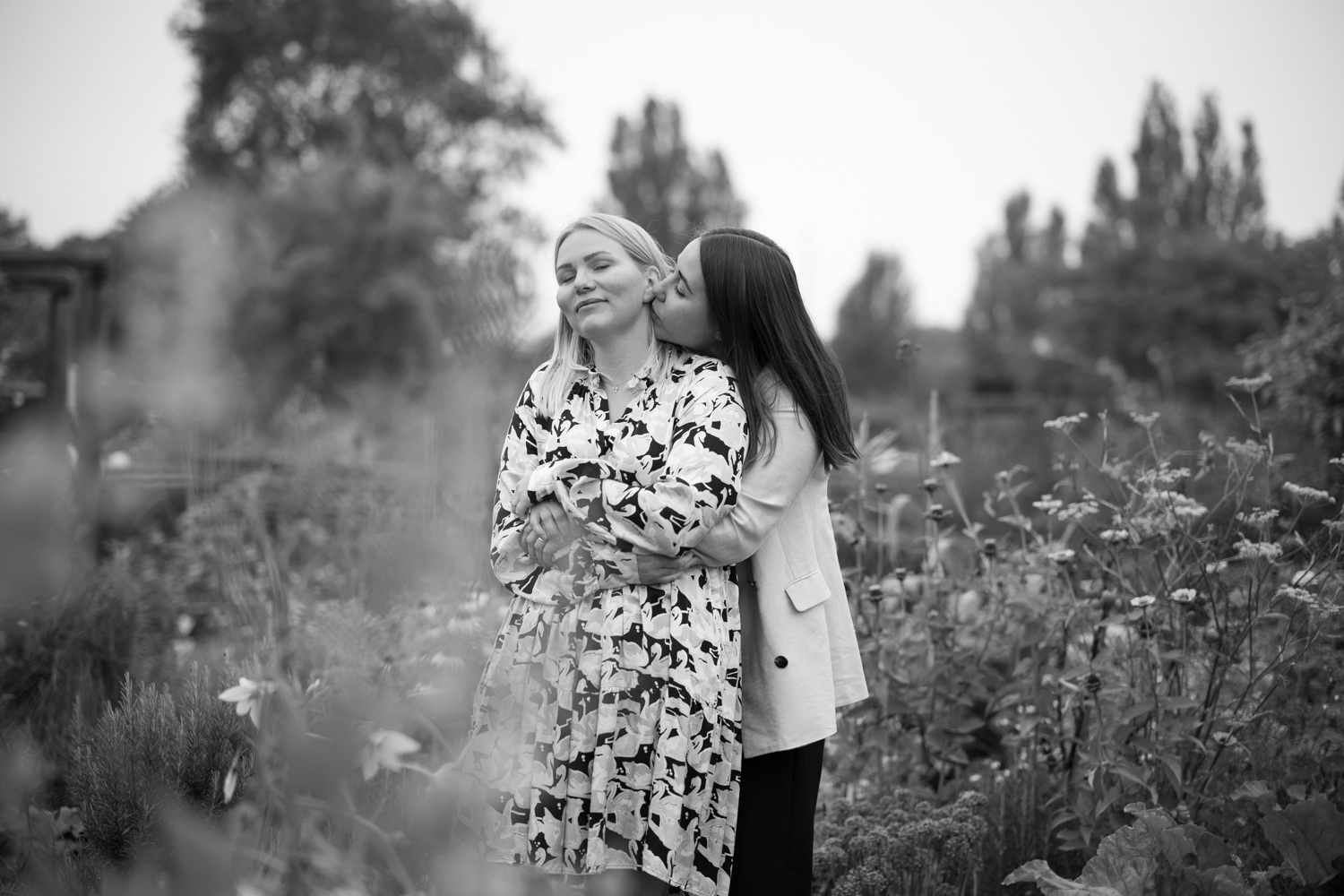 Parfotografering i Slottsträdgården inför ett bröllop på Kallbadhuset i Malmö. Foto. Tove Lundquist som är bröllopsfotograf i Skåne.