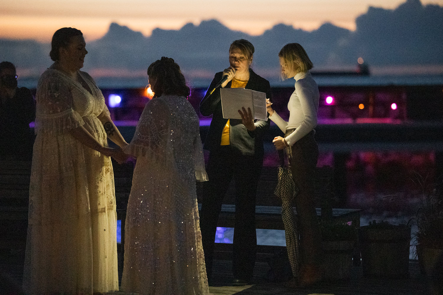 En vigsel utomhus under Den Blå Timmen, bröllopet var på Ribergsborgs Kallbadhus i Skåne. Foto: Tove Lundquist, bröllopsfotograf i Malmö. 