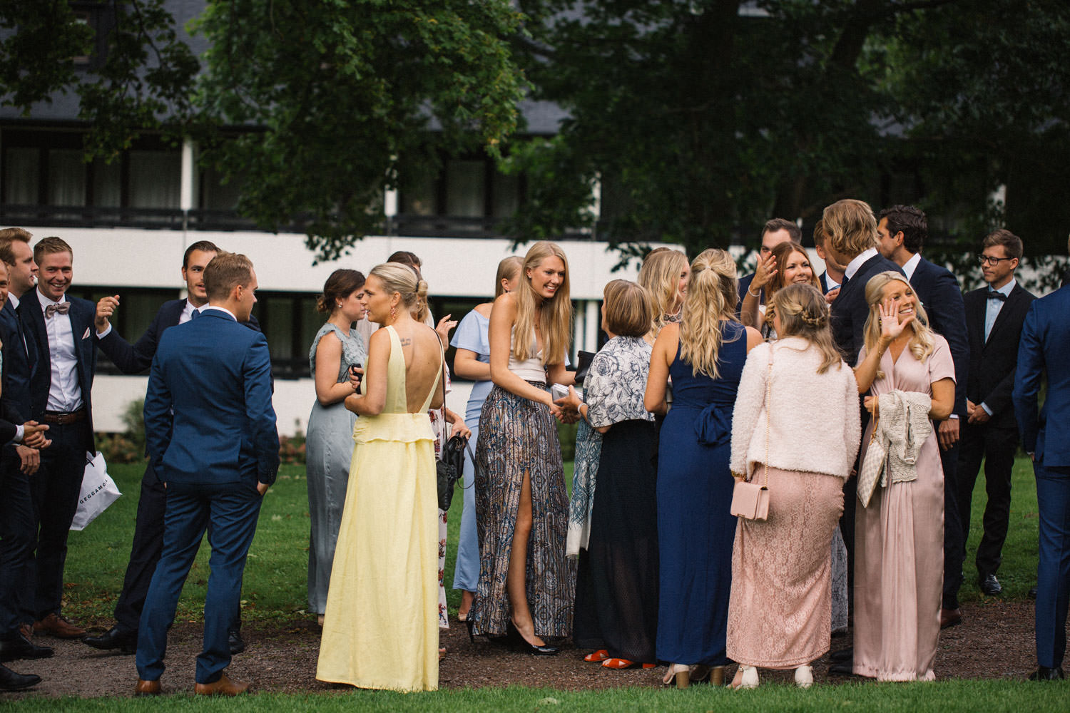 Gäster under ett bröllop på Örenäs Slott i Skåne.