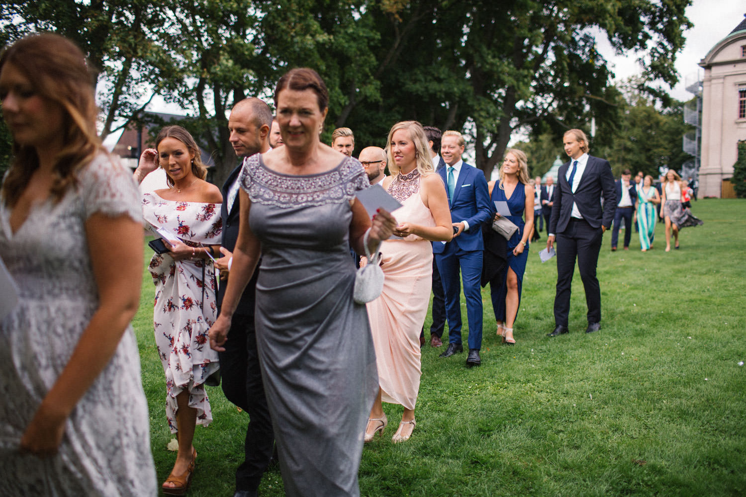 Gäster under ett utomhusbröllop på Örenäs Slott, Skåne.