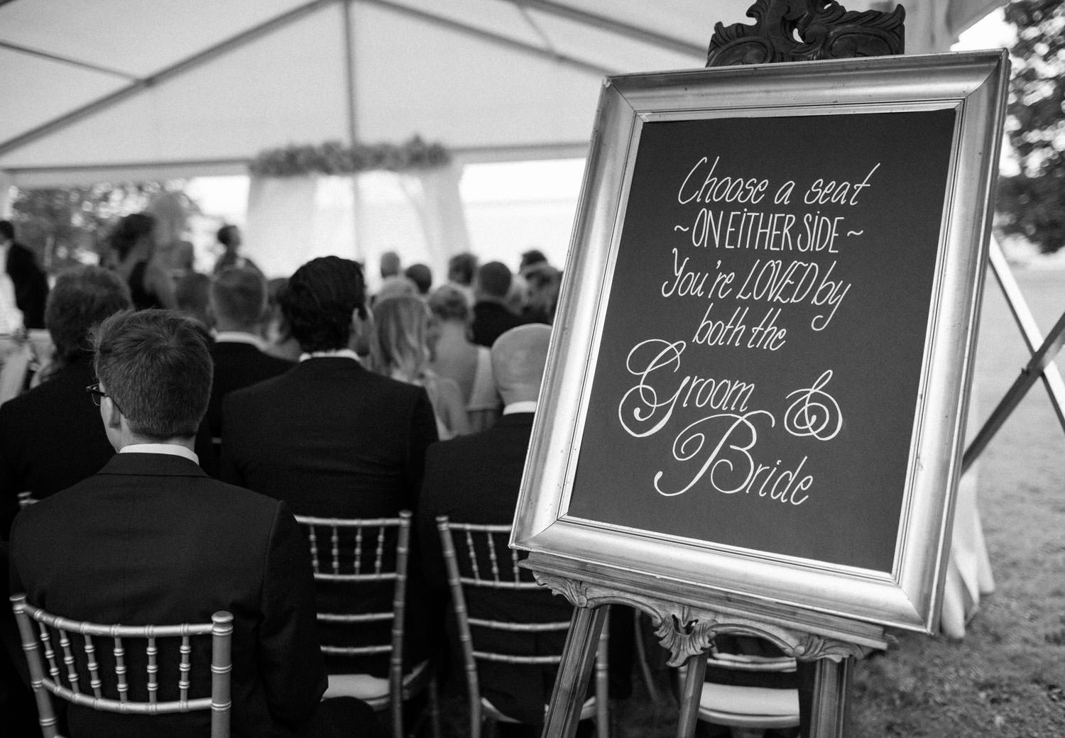 Skylt vid bröllop - choose a seat not a side.