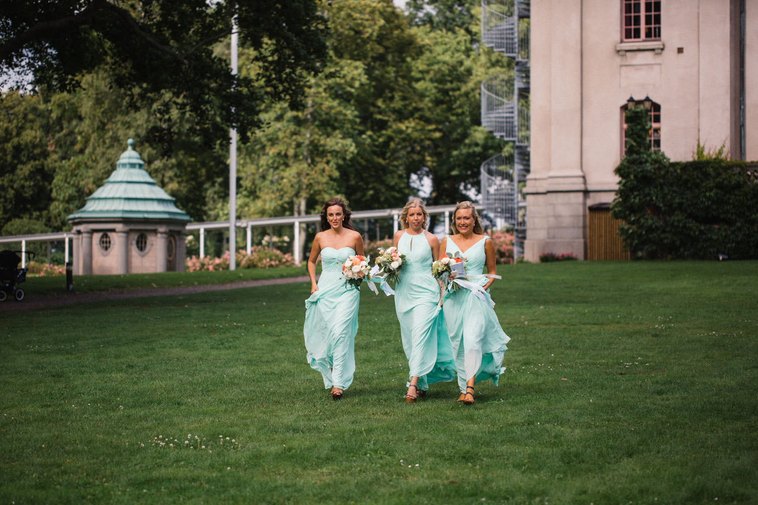 Brudtärnor kommer gående på Örenäs Slott. Brudtärneklänningarna kommer från Azazie - bridesmaid dresses och wedding dresses.