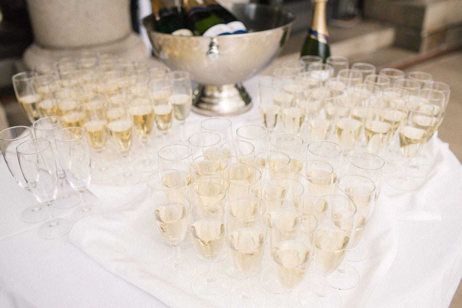 Fördrink bestående av mousserande vin under ett bröllop på Örenäs Slott.