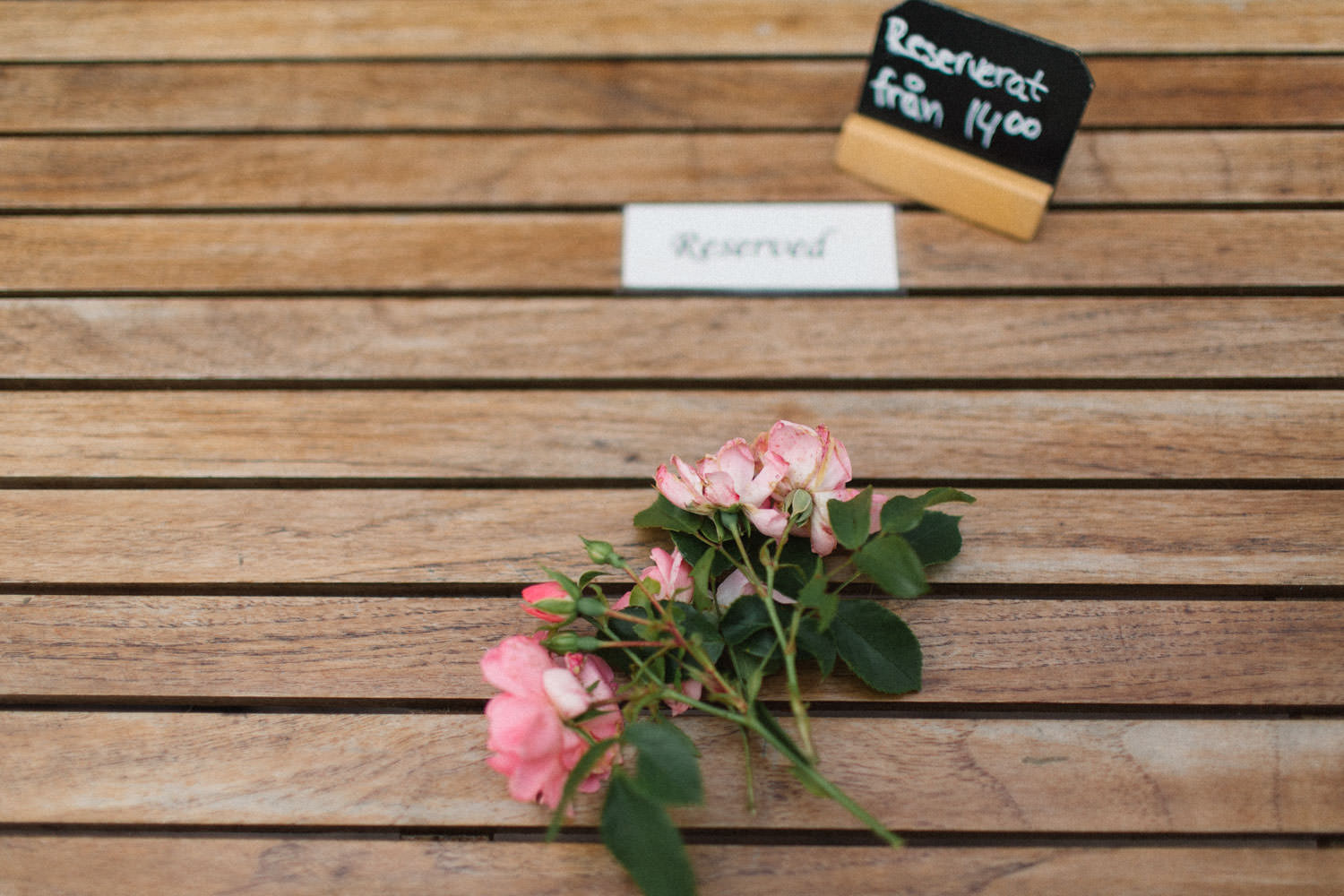 Blommor på ett bord, skylt med reserverat.