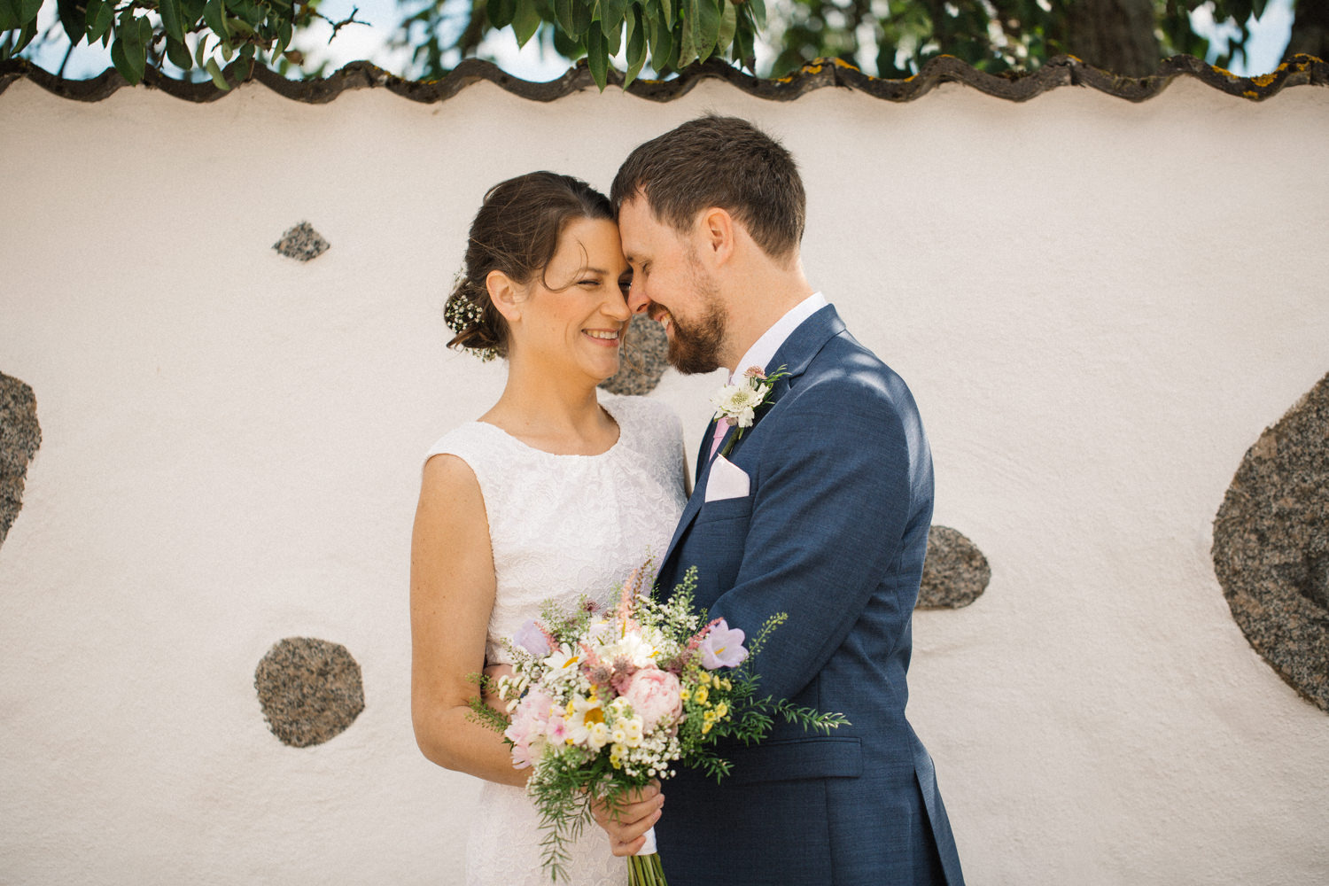 Porträtt på brudpar under ett bröllop på Eriksbergs Vilt & Natur i Karlshamn, Blekinge. Fotograf är Tove Lundquist.