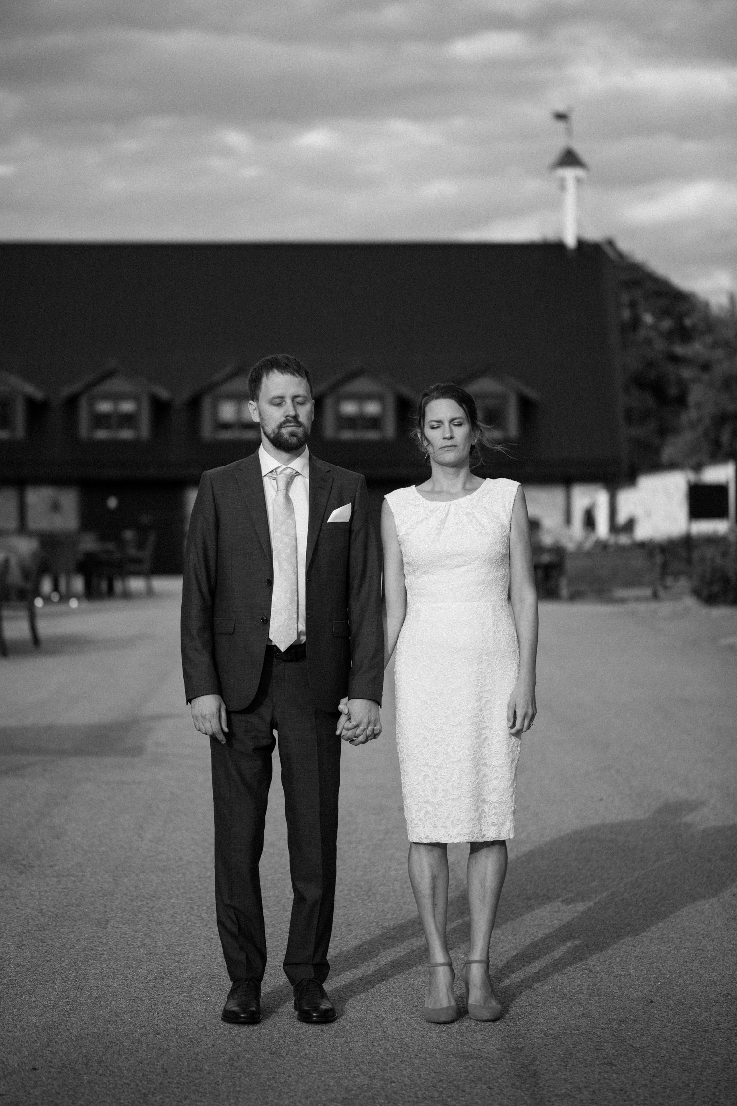 Bröllopsporträtt på brudpar under en utomhusvigsel på Eriksbergs Vilt & Natur, Blekinge. Bröllopsfotograf är Tove Lundquist.