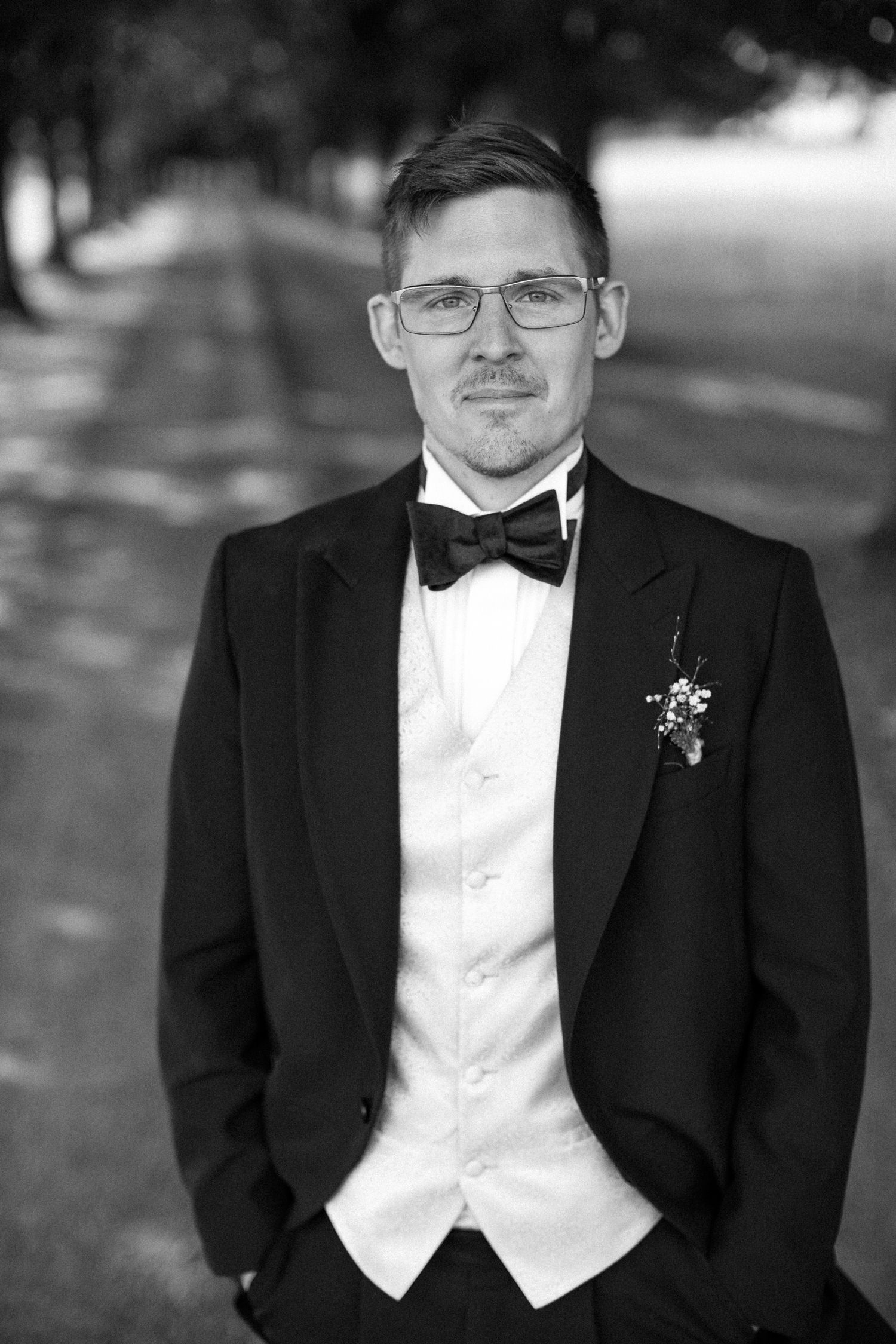 Svartvitt traditionellt porträtt på brudgum under ett bröllop i Yngsjö, Skåne. Foto: Tove Lundquist.