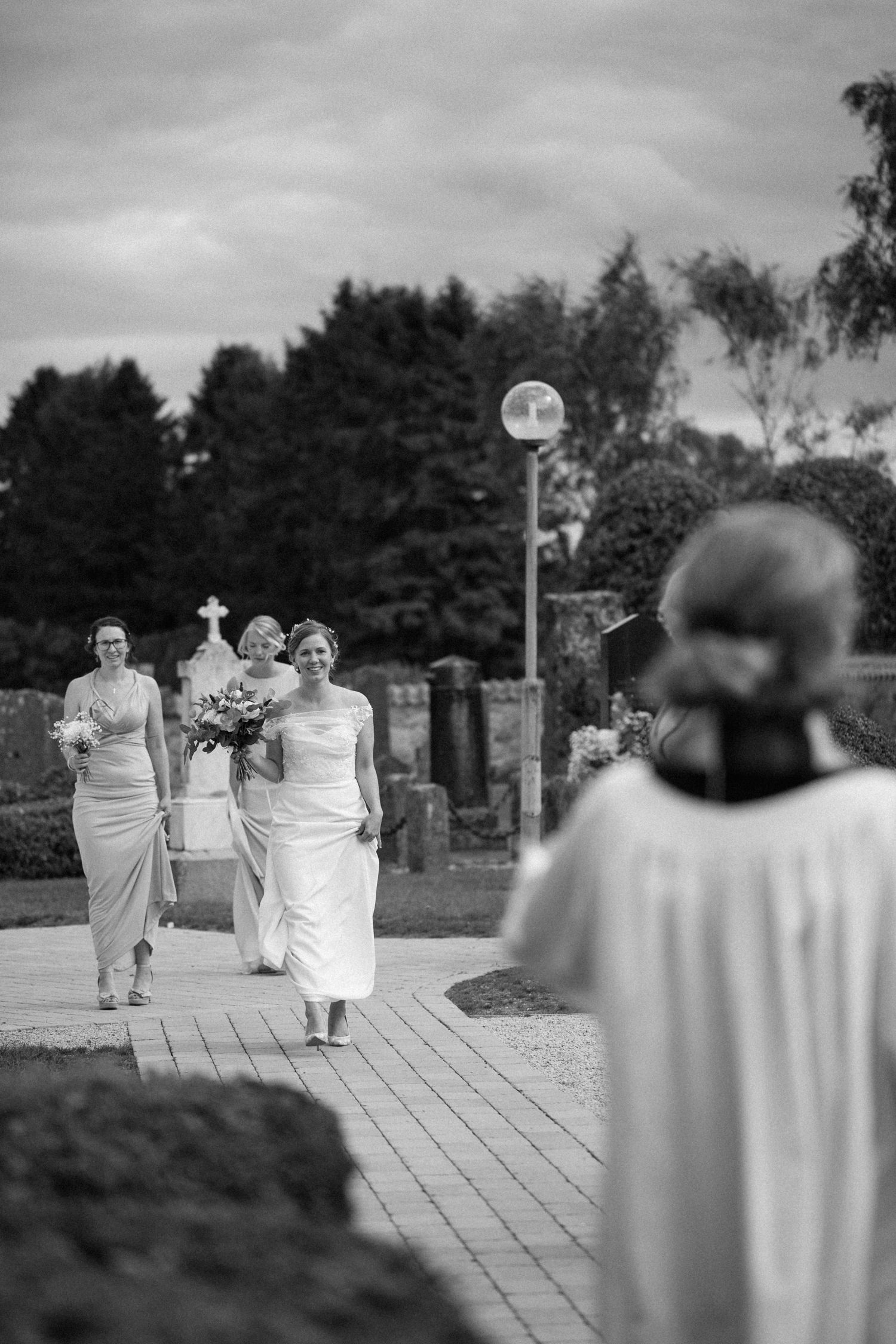 Bröllop i Köpinge Kyrka, Gärds Köpinge i Skåne. Fotograf är Tove Lundquist.