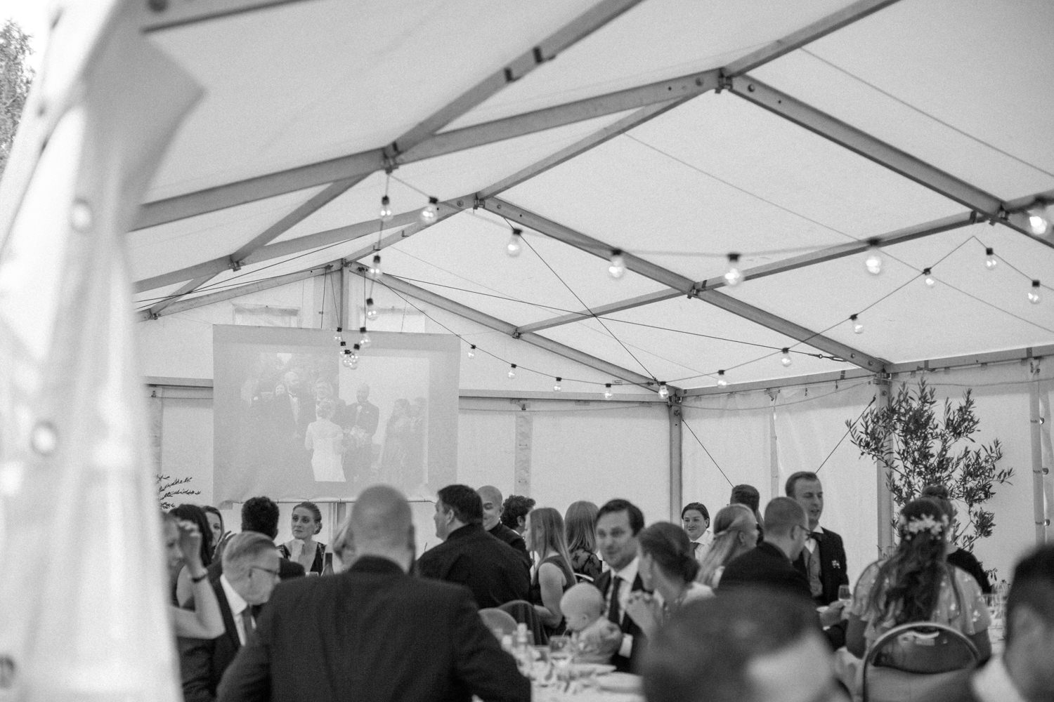 Mingel och bröllopsmiddag under ett bröllop i Yngsjö. Fotograf är Tove Lundquist.