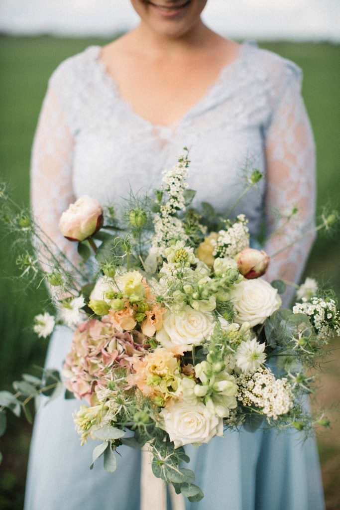 Brudporträtt i färg. Florist är Bara Blommor från Malmö. Foto: Tove Lundquist, bröllopsfotograf i Skåne.