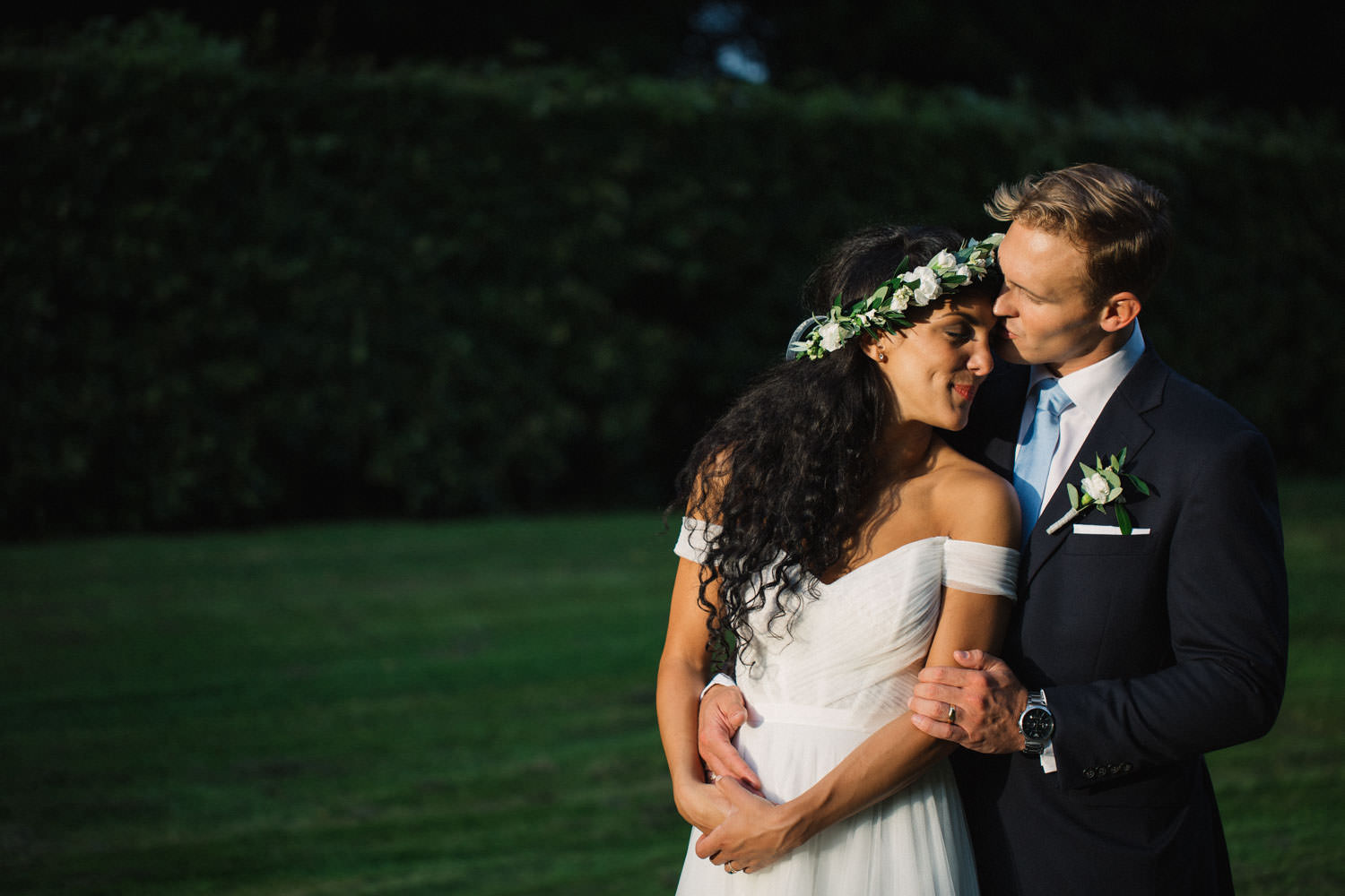 Porträtt på kärleksfulla Ashley och Christoffer Ljungbäck under deras internationella bröllop på Trolleholms slott, Skåne. Bröllopsfotograf är Tove Lundquist, Ashleys brudklänning kommer från Mia Grace Bridal, Christoffers kostym från Hart Schaffner Marx, skjorta från Eton, slips och hängslen från John Henric, skor från Carmina.