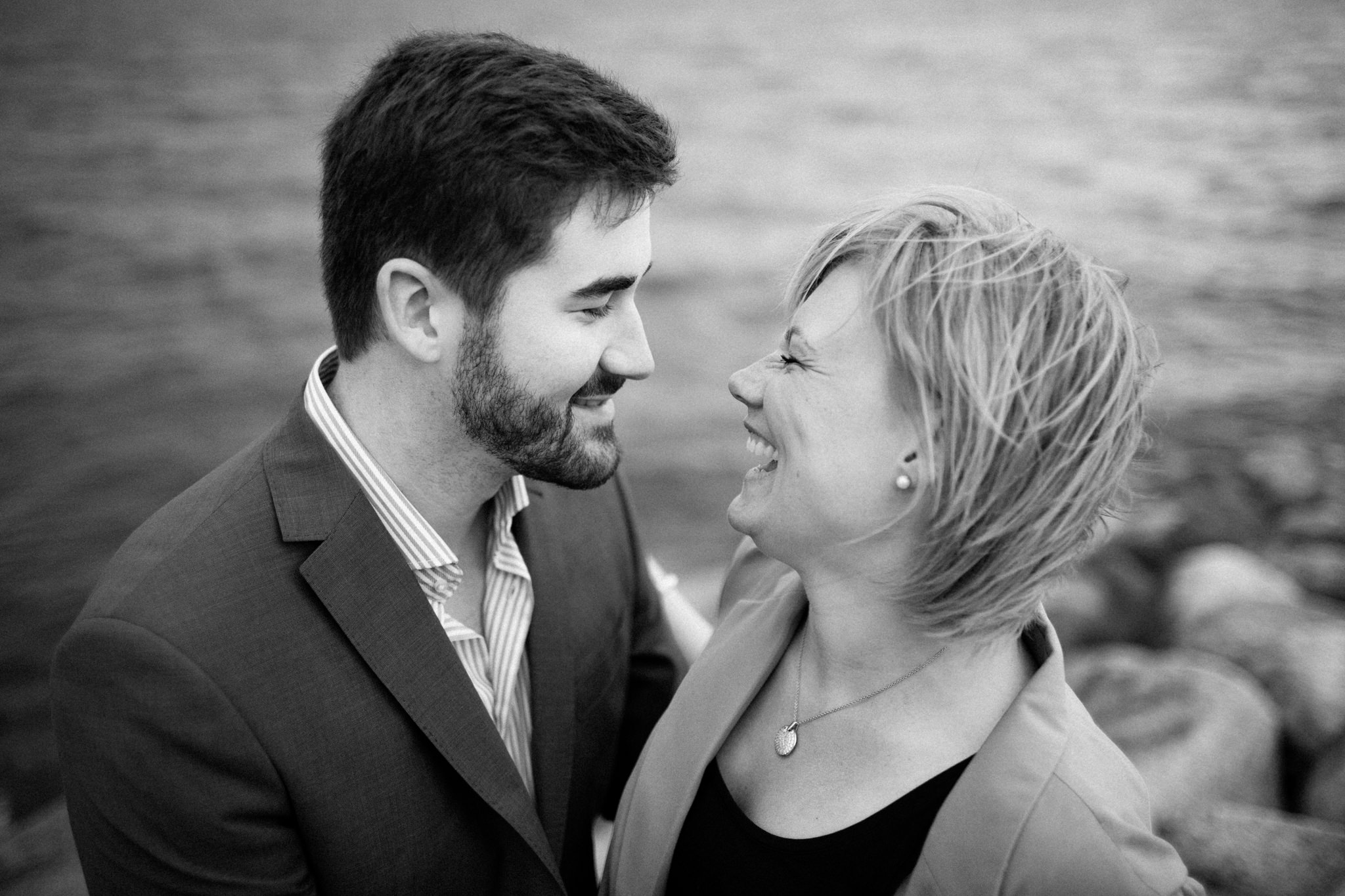 Svartvitt porträttfoto på förlovat par. Foto: Tove Lundquist, bröllopsfotograf i Skåne.