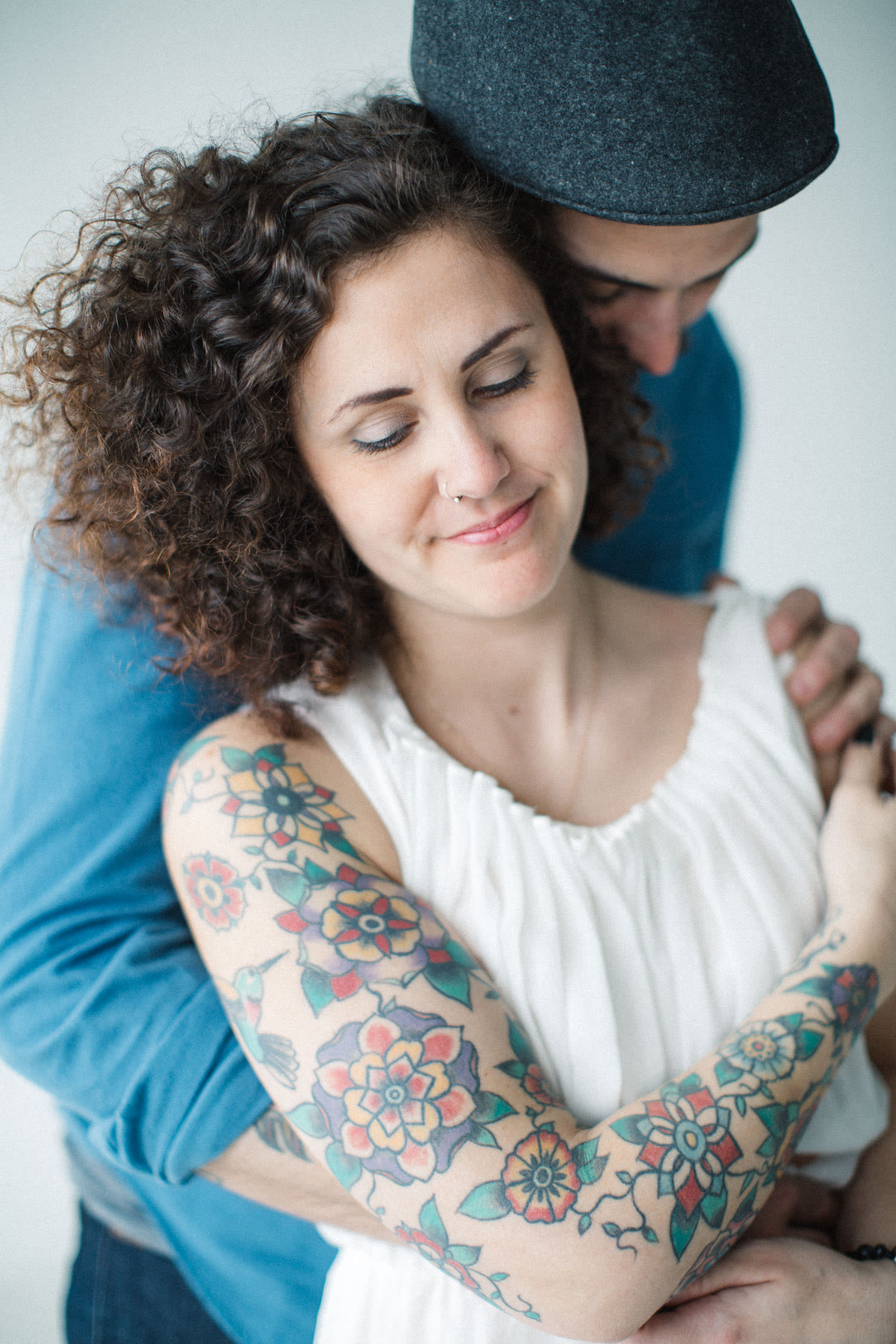 Kärleksporträtt på par med tatuering, porträttfotograf är Tove Lundquist, Skåne.